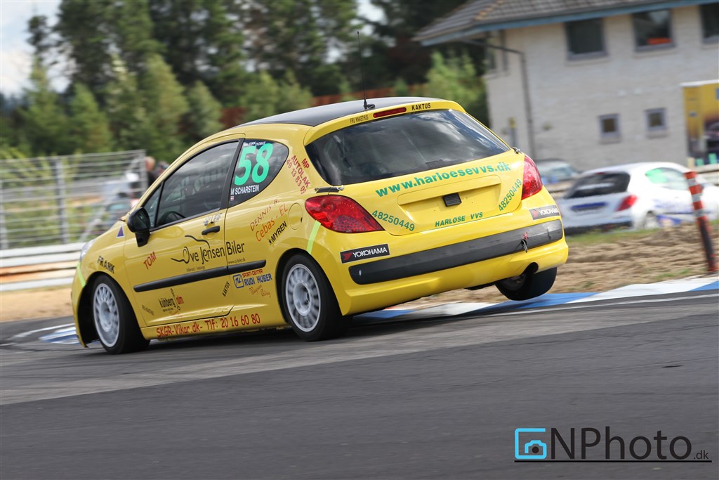 Michael Scharstein havde rigtig meget fart i den gule Peugeot 207 denne weekend. Sejr i Oldboysmesterskabet samt bedste generelle slutplacering i 2 år, med en flot 5. plads, som begge blev kørt ind i heat 2.
(Foto: CNPhoto.dk)